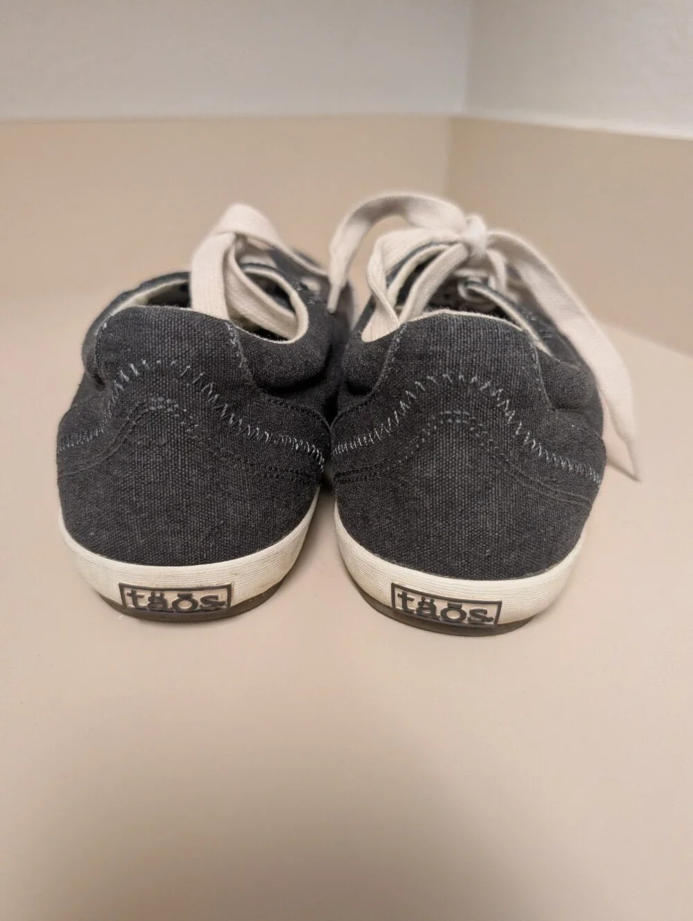 Taos Star Low Profile Canvas Sneakers Size 8.5